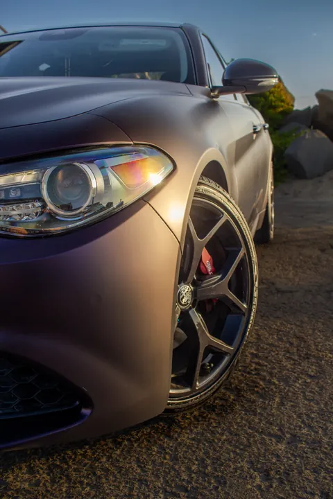 Alfa Romeo Giulia, Color shift, purple to bronze